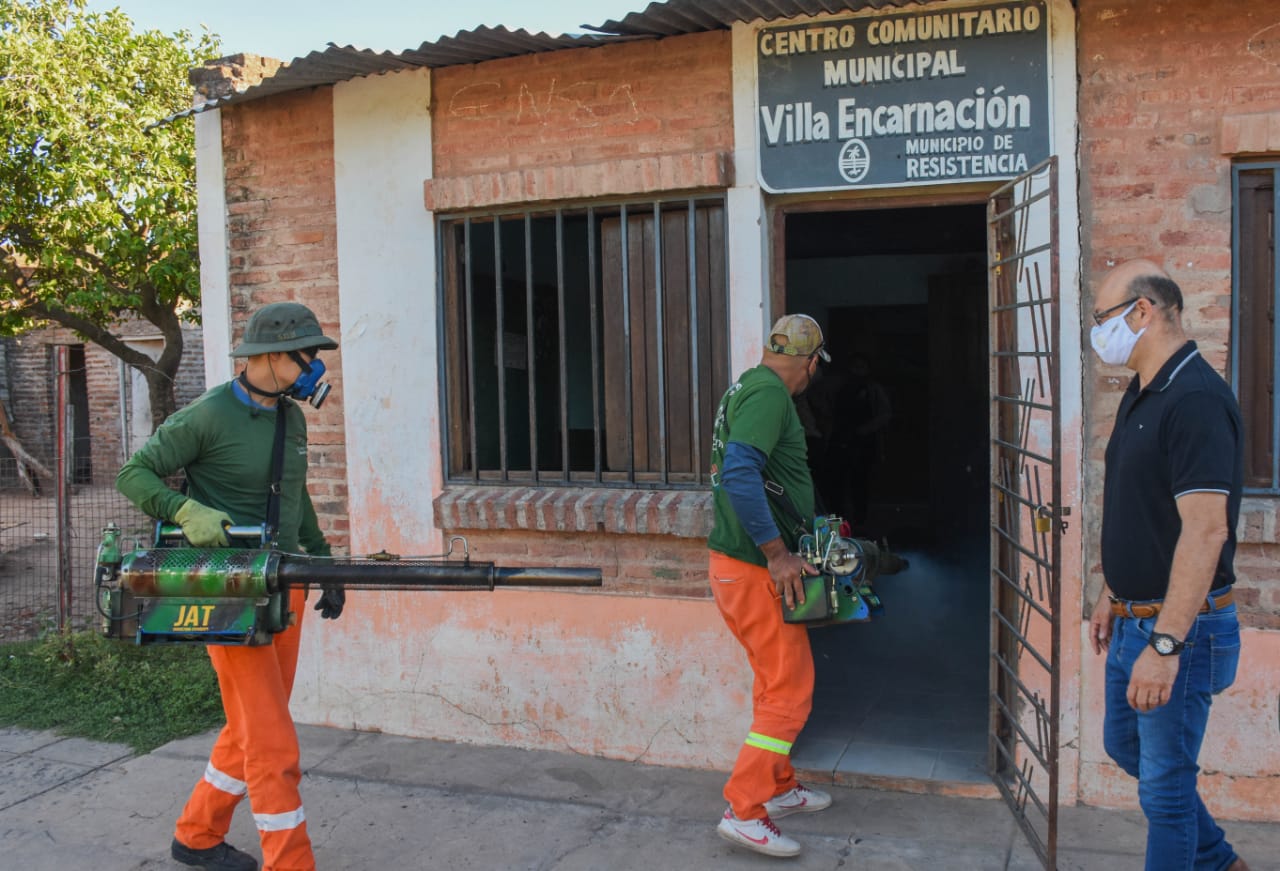 Fumigación y descacharrado en el Centro Comunitario de Villa Encarnación
